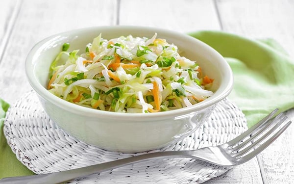 Beyaz lahana salatası, en sağlıklı kış salataları içinde yer almaktadır.