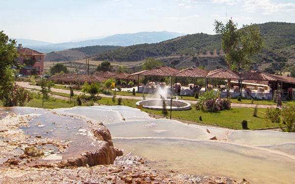 Karahayıt Kaplıcaları, Türkiye'nin en iyi 10 kaplıcası içinde yer almaktadır.