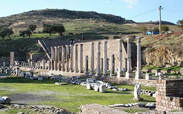 Pergamon Kütüphanesi, Pergamon Antik kentinde ziyaret edebileceğiniz mekanlardan biridir.