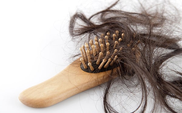 Saç dökülmesini önleme yolları hakkında faydalı bilgiler Ofix Blog'da...