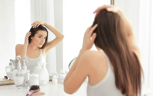Saç dökülmesini önleme yolları hakkında faydalı bilgiler Ofix Blog'da...