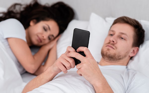 Cep telefonuyla uyumanın zararları hakkında faydalı bilgiler Ofix Blog'da...