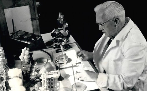Alexander Fleming ve penisilinin keşfi hakkında merak ettiğiniz konuları Ofix Blog'da bulabilir, penisilinin nasıl bulunduğunu öğrenebilirsiniz.