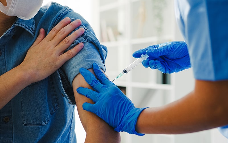 Covid-19 aşısı yaptıranların nelere dikkat etmesi gerektiğini Ofix Blog'da bulabilir, Covid-19 aşısı sonrası süreci daha sağlıklı geçirebilirsiniz.