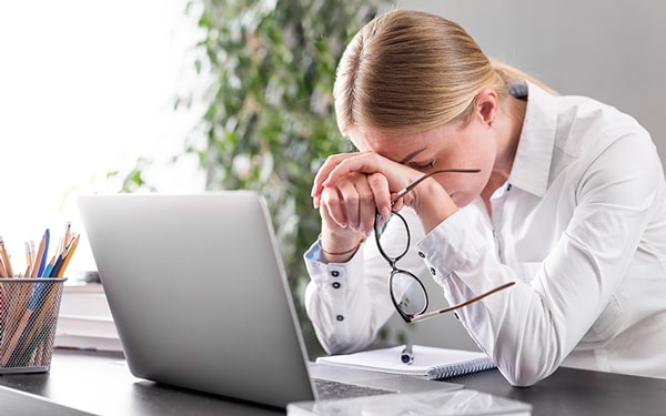 Susuzluk ve baş ağrısı arasındaki ilişki hakkında faydalı bilgiler Ofix Blog'da...