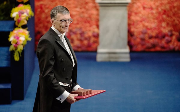 Aziz Sancar ve bilimsel çalışmaları hakkında merak ettikleriniz Ofix Blog'da...