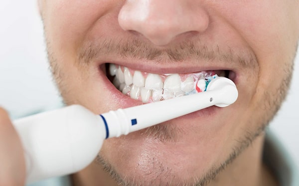 Diş fırçalarken dikkat edilmesi gerekenler Ofix Blog'da...