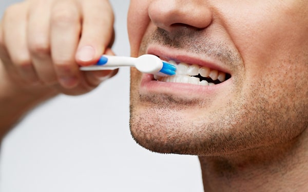 Diş fırçalarken dikkat edilmesi gerekenler Ofix Blog'da...