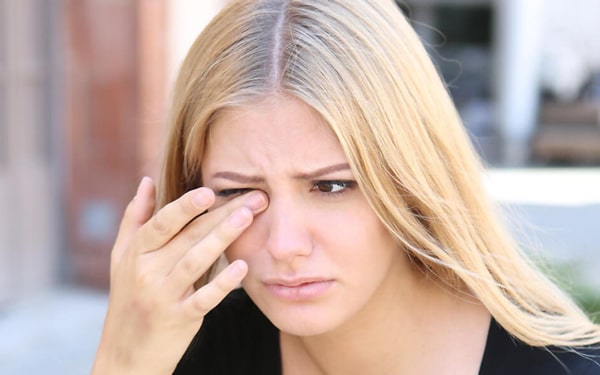 Göz seğirmesi hangi hastalıkların habercisi olabilir? Cevaplar Ofix Blog'da...