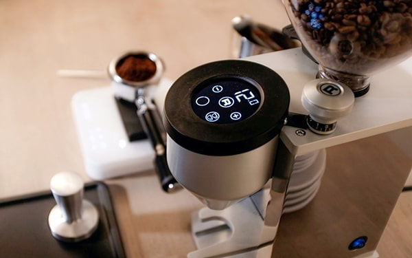 Kahve öğütme makinesinde kahve nasıl öğütülür? Kahve öğütme işlerinin püf noktaları Ofix Blog'da...