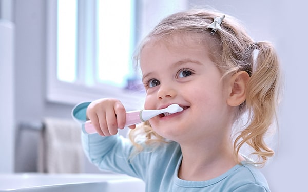 Çocuklara diş fırçalama alışkanlığı kazandırma yolları Ofix Blog'da...