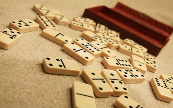 Domino oyunu yılbaşı gecesi evde oynanabilecek en güzel 10 oyun içinde yer alır.