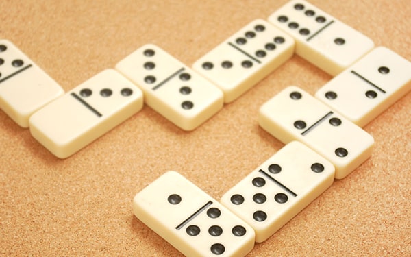 Domino oyunu yılbaşı gecesi evde oynanabilecek en güzel 10 oyun içinde yer alır.