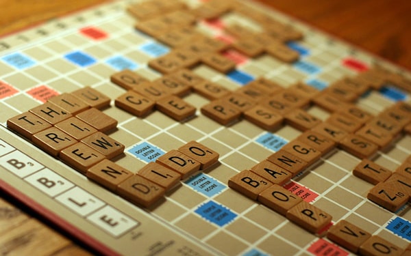 Scrabble oyunu yılbaşı gecesi evde oynanabilecek en güzel 10 oyun içinde yer alır.