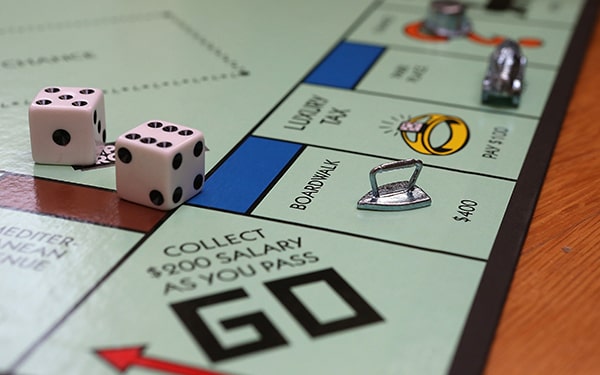 Monopoly oyunu yılbaşı gecesi evde oynanabilecek en güzel 10 oyun içinde yer alır.