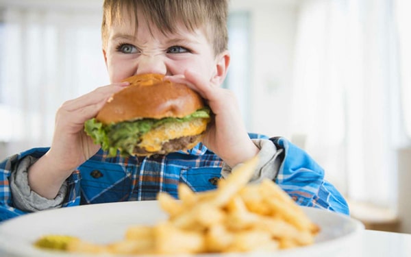Hızlı yemek yemenin zararları hakkında faydalı bilgiler Ofix Blog'da...