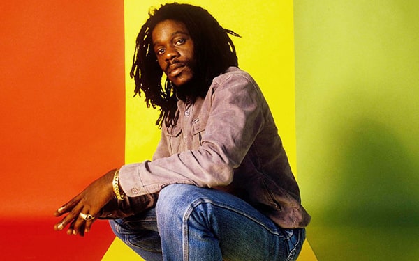 Dennis Brown ve 90'ların en güzel 10 reggae şarkısı Ofix Blog'da...
